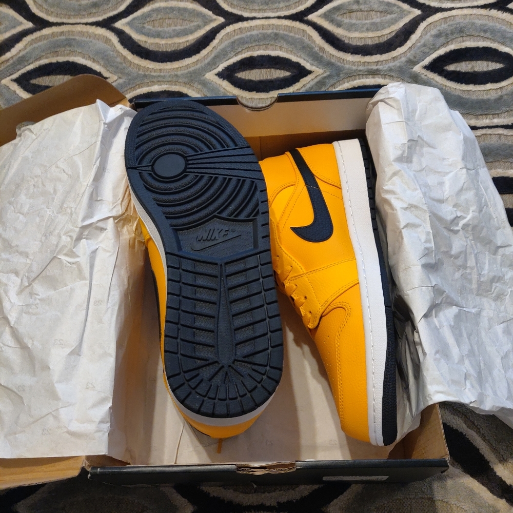 Air, Jordan 1 Mid, 13 University Gold/ Black-White, MJ159A